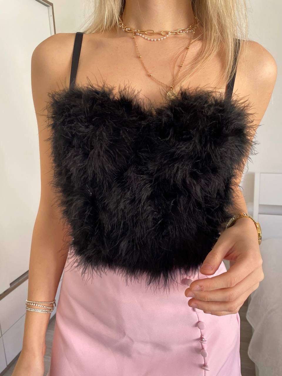 Top nero con piume - R.a. Boutique 