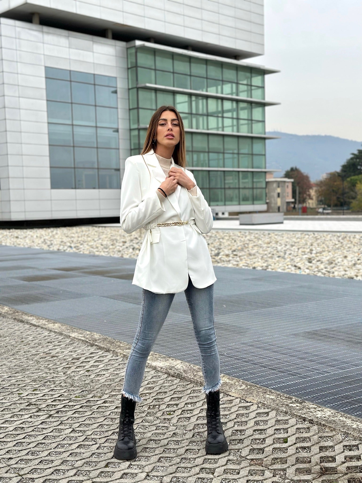 Blazer bianco con cintura - R.a. Boutique 