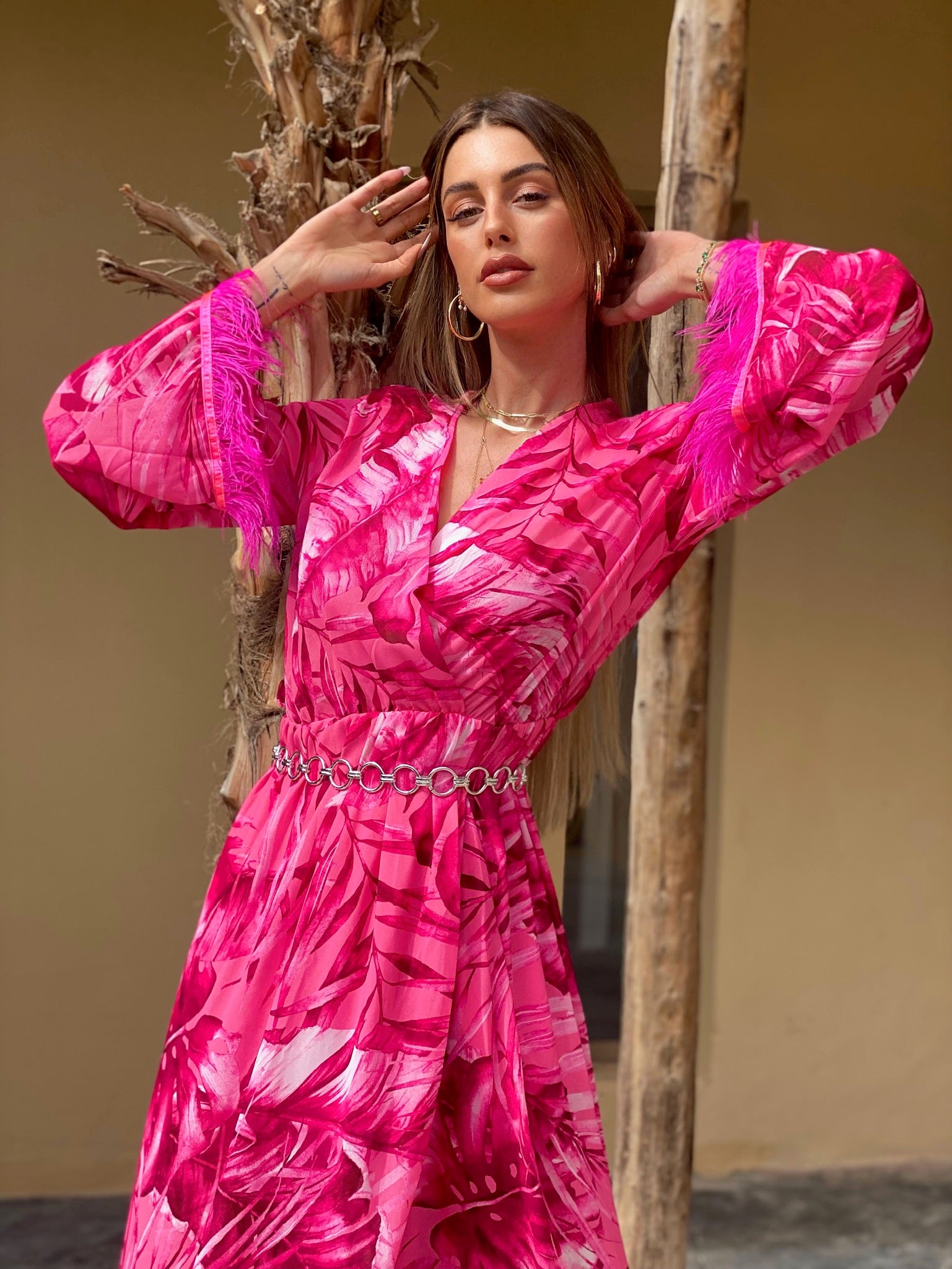 Abito con maxi spacco Fuxia con piume - R.a. Boutique 