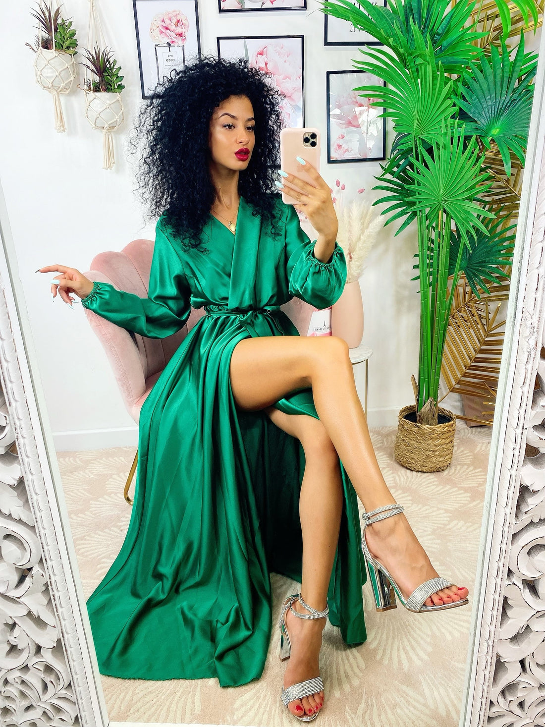 Abito in raso con maxi spacco manica lunga verde - R.a. Boutique 