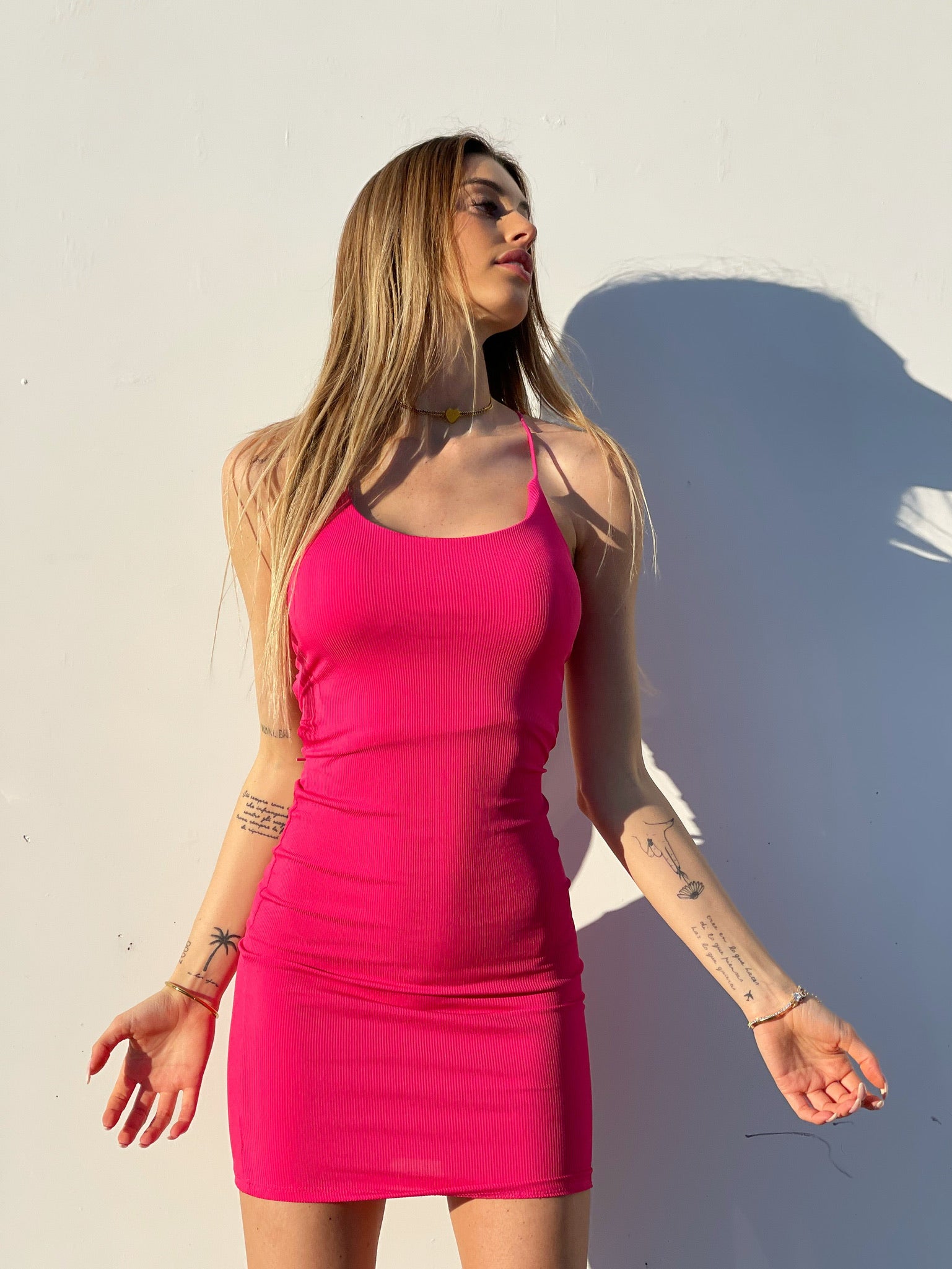 Abito aderente Fuxia schiena incrociata - R.a. Boutique 