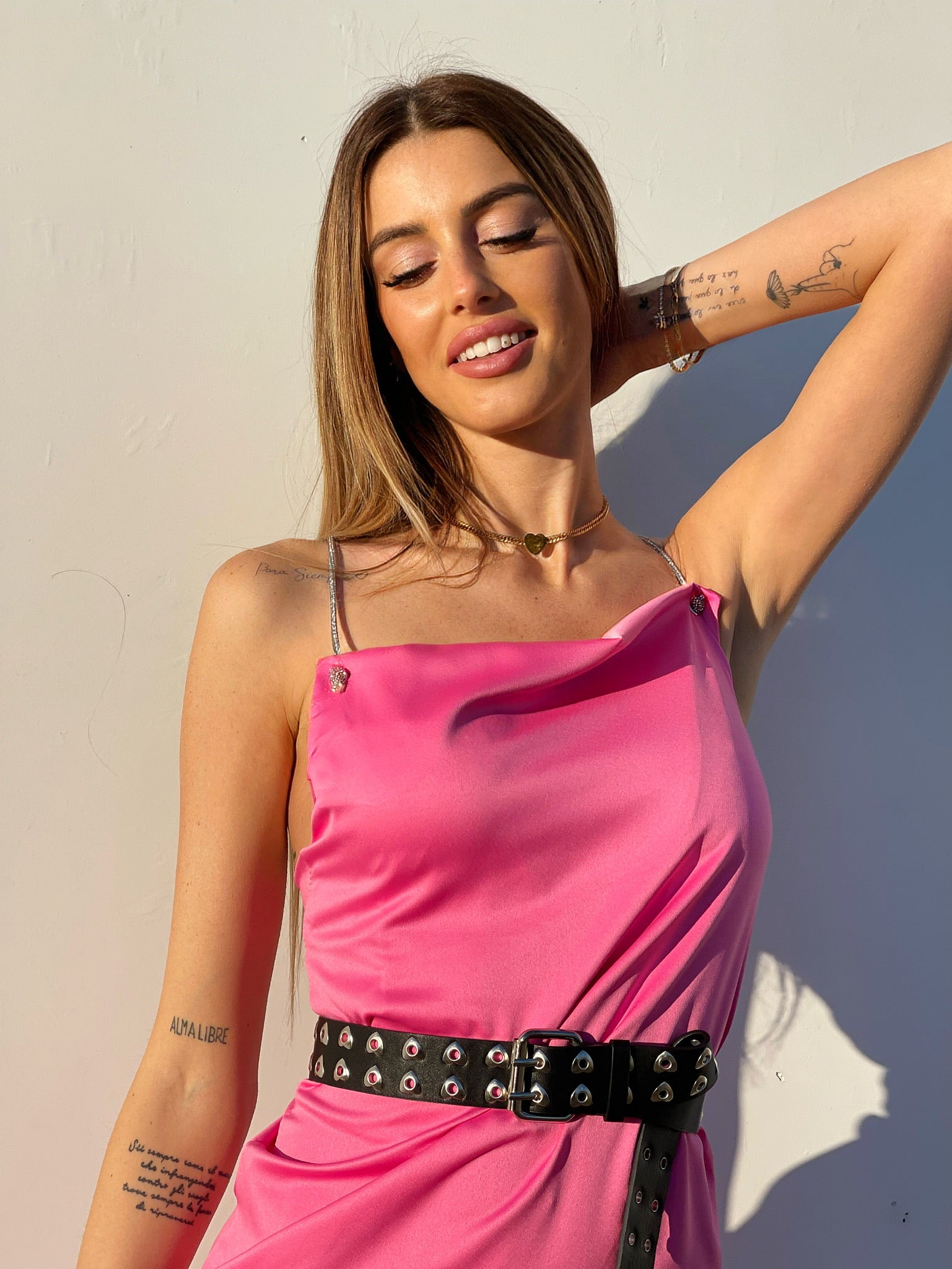 Abito in raso rosa barbie con dettaglio luce - R.a. Boutique 