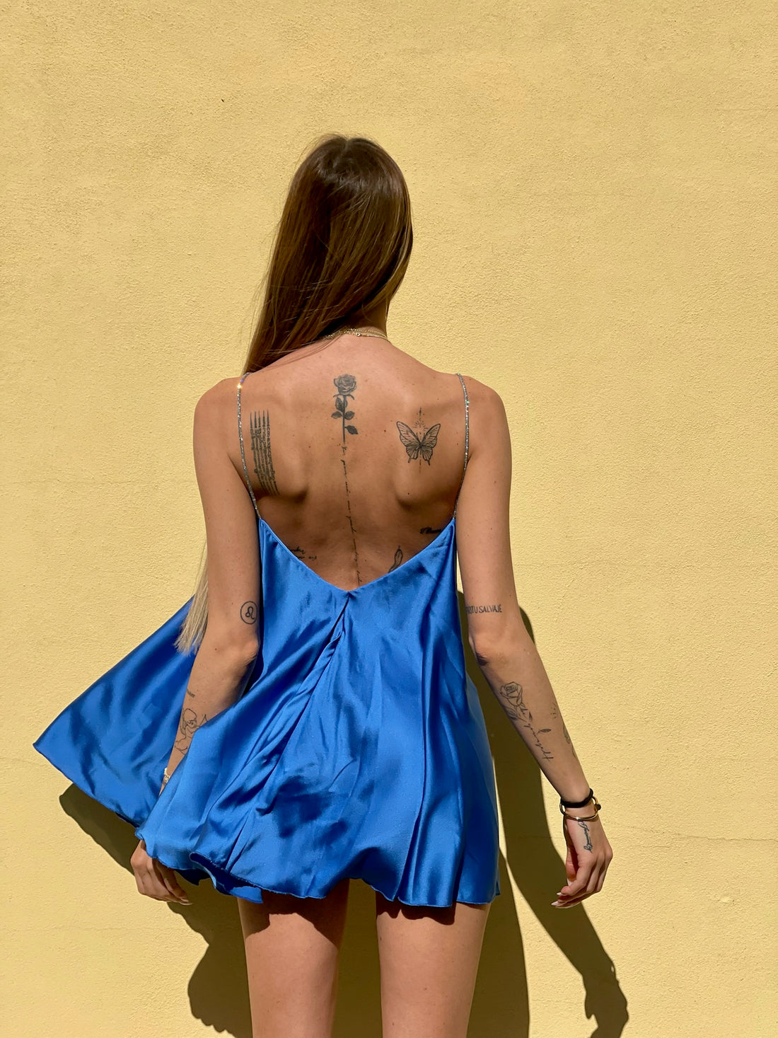 Abito in raso blu elettrico con punto luce - R.a. Boutique 