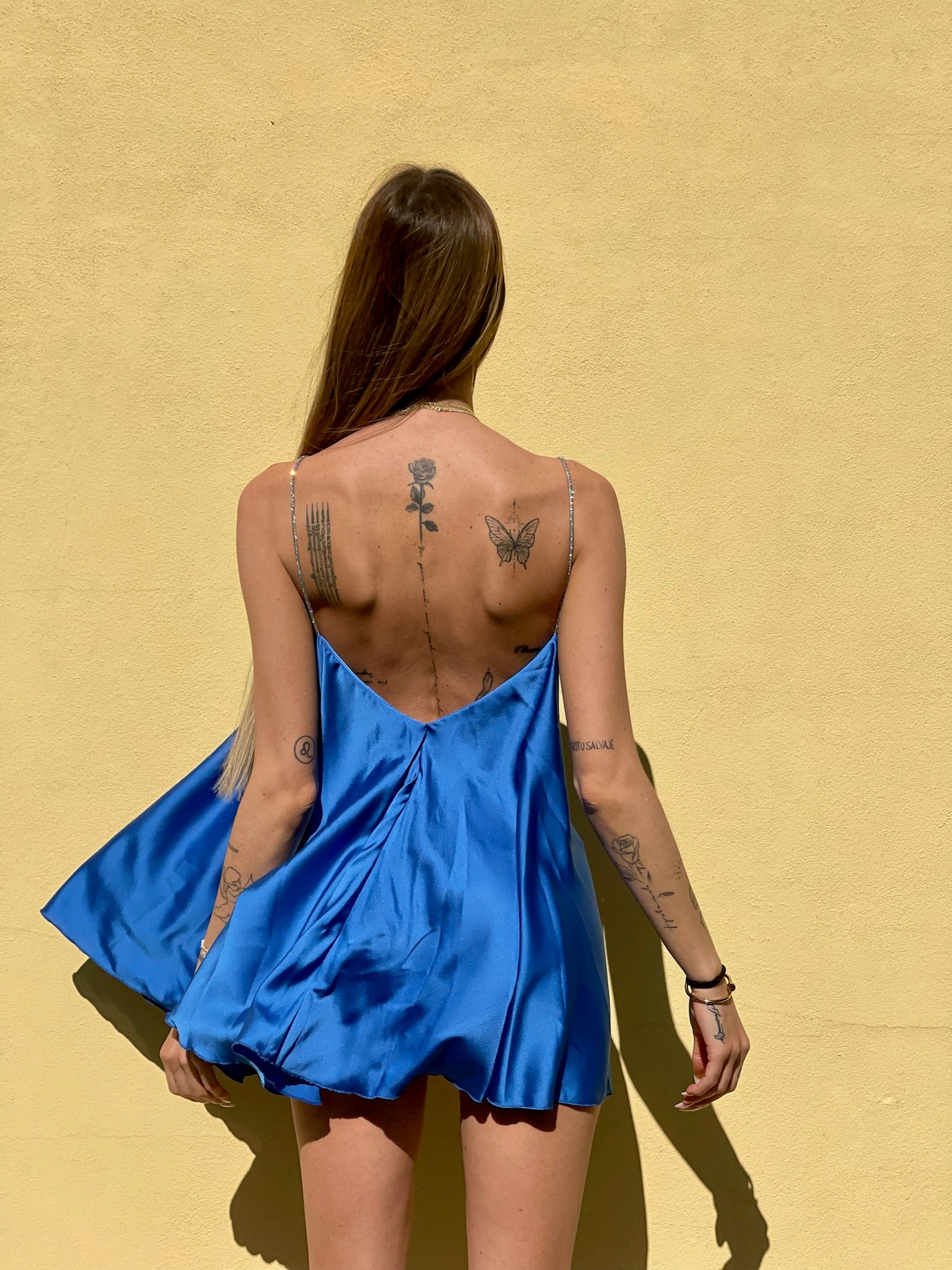 Abito in raso blu elettrico con punto luce - R.a. Boutique 