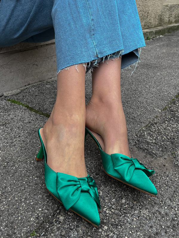Tacones de raso con lazo verde