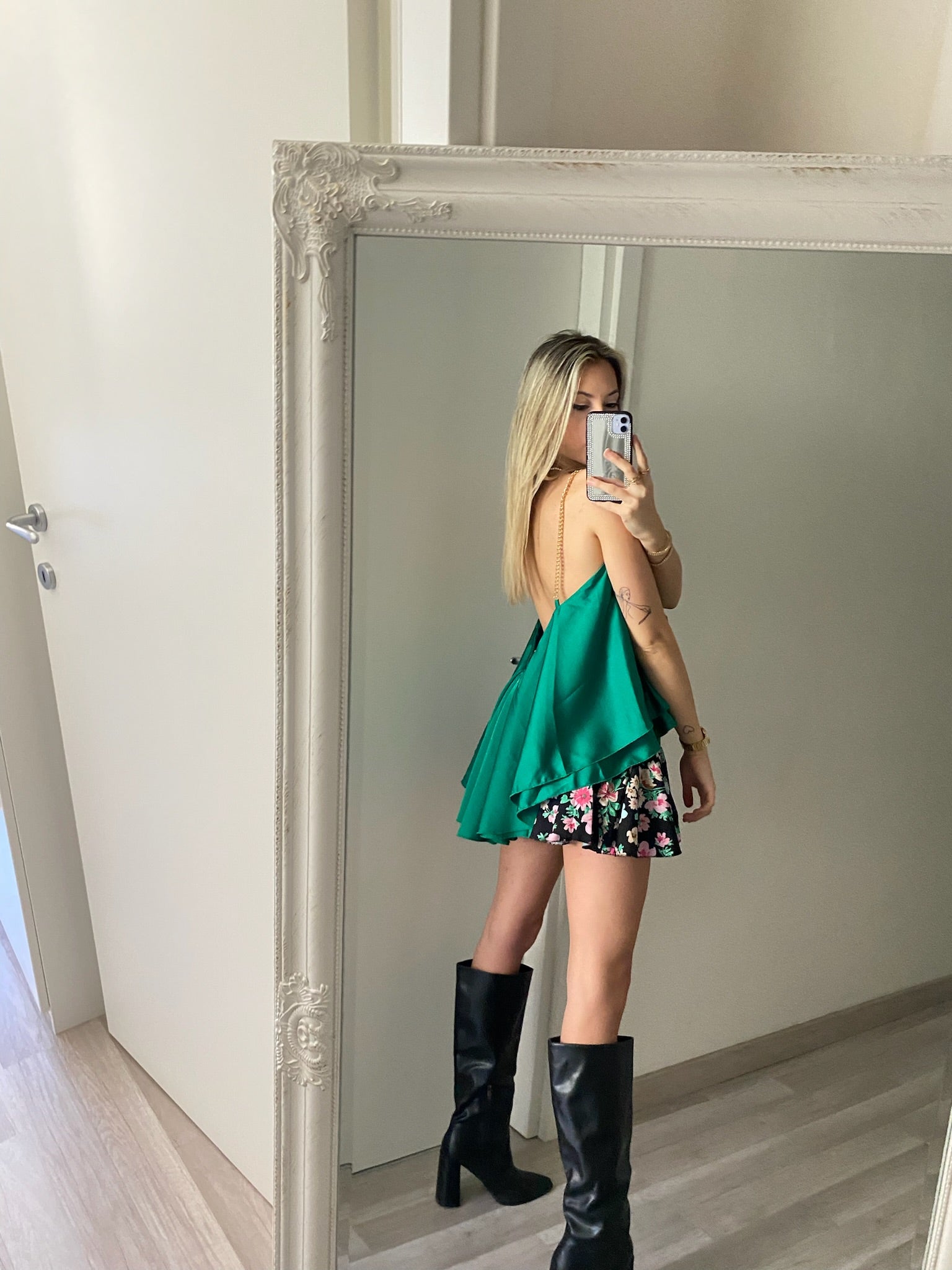 Canotta in raso verde spalline in catena - R.a. Boutique 