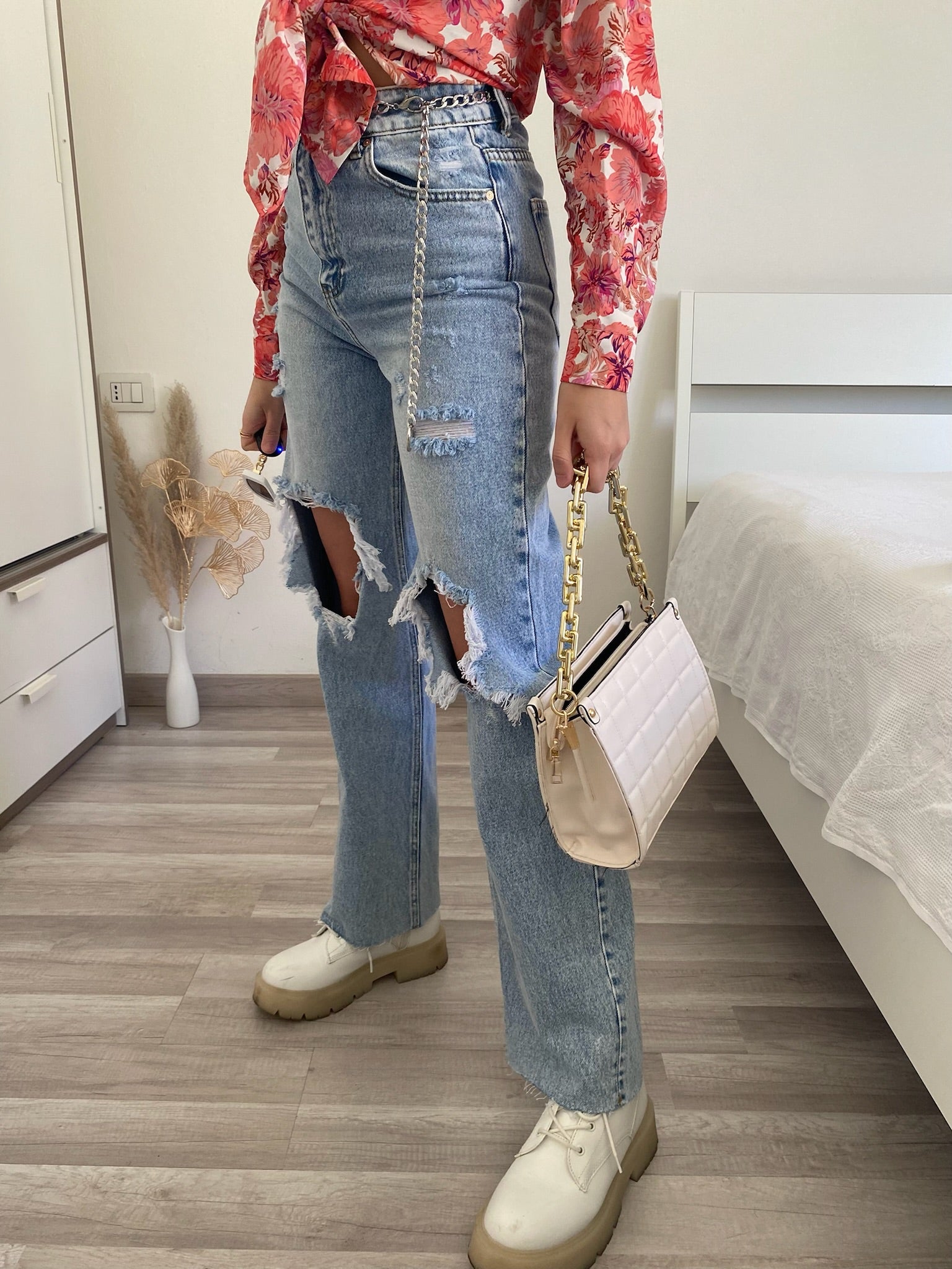 Jeans con strappi e cintura con catene - R.a. Boutique 