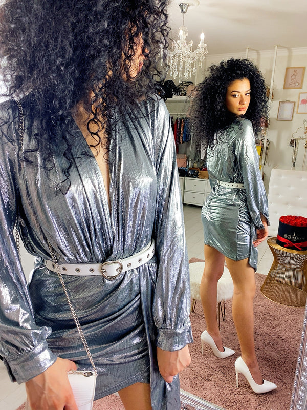 Silbernes Moodkleid mit abgerundeten Ärmeln