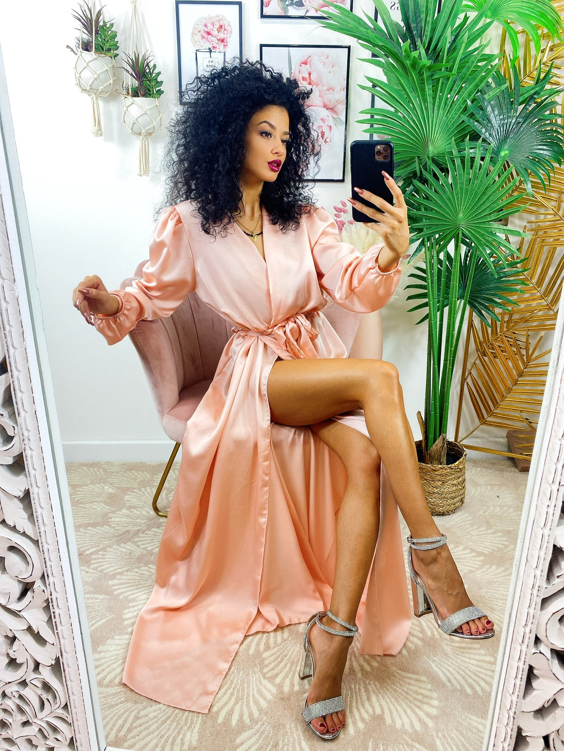 Abito in raso con maxi spacco manica lunga Rosa pescato - R.a. Boutique 