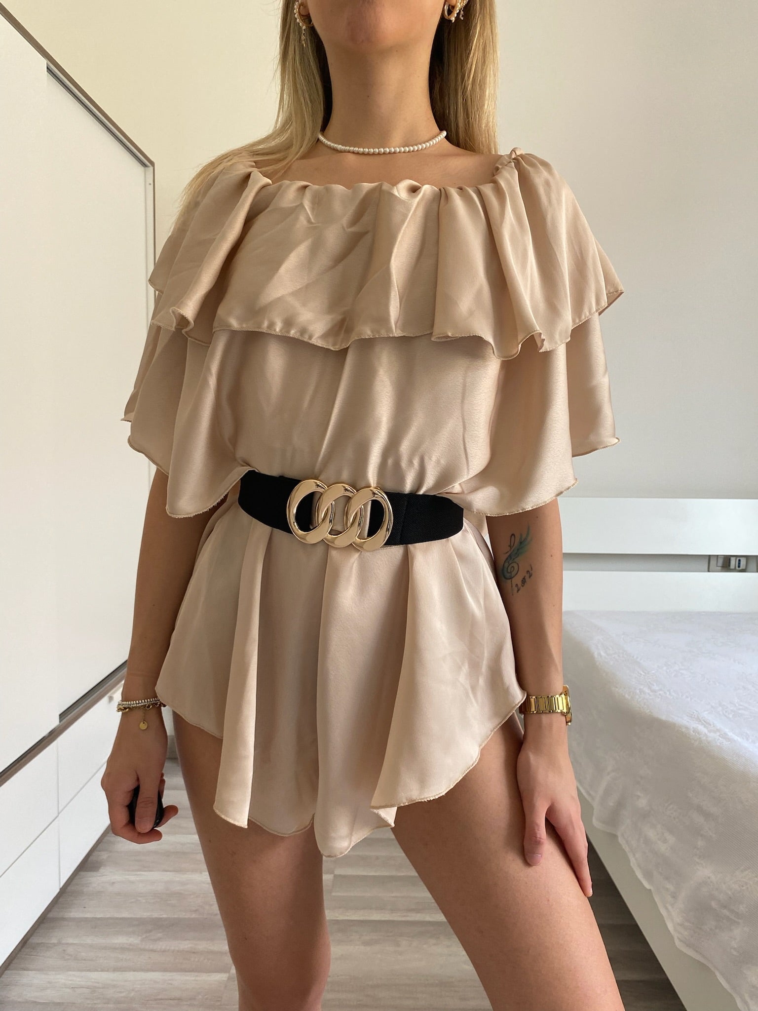 Tutina beige scollo a barchetta e balze - R.a. Boutique 