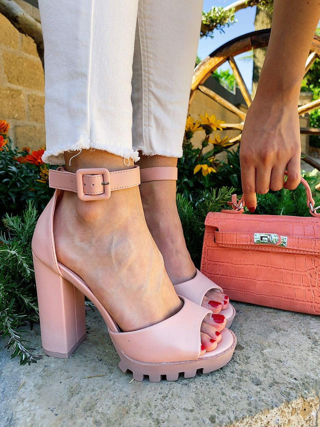 Sandalo in gomma con fibbia nero - R.a. Boutique 