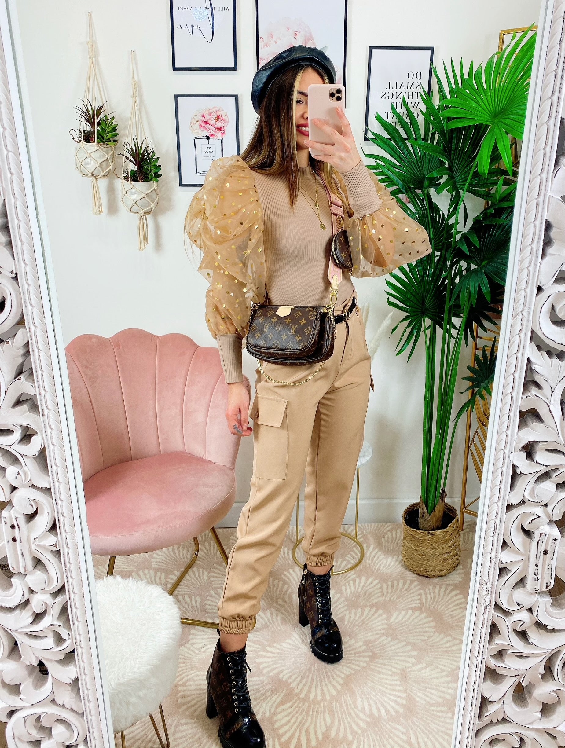 Beige trousers with side pockets and belt – R.a. Boutique