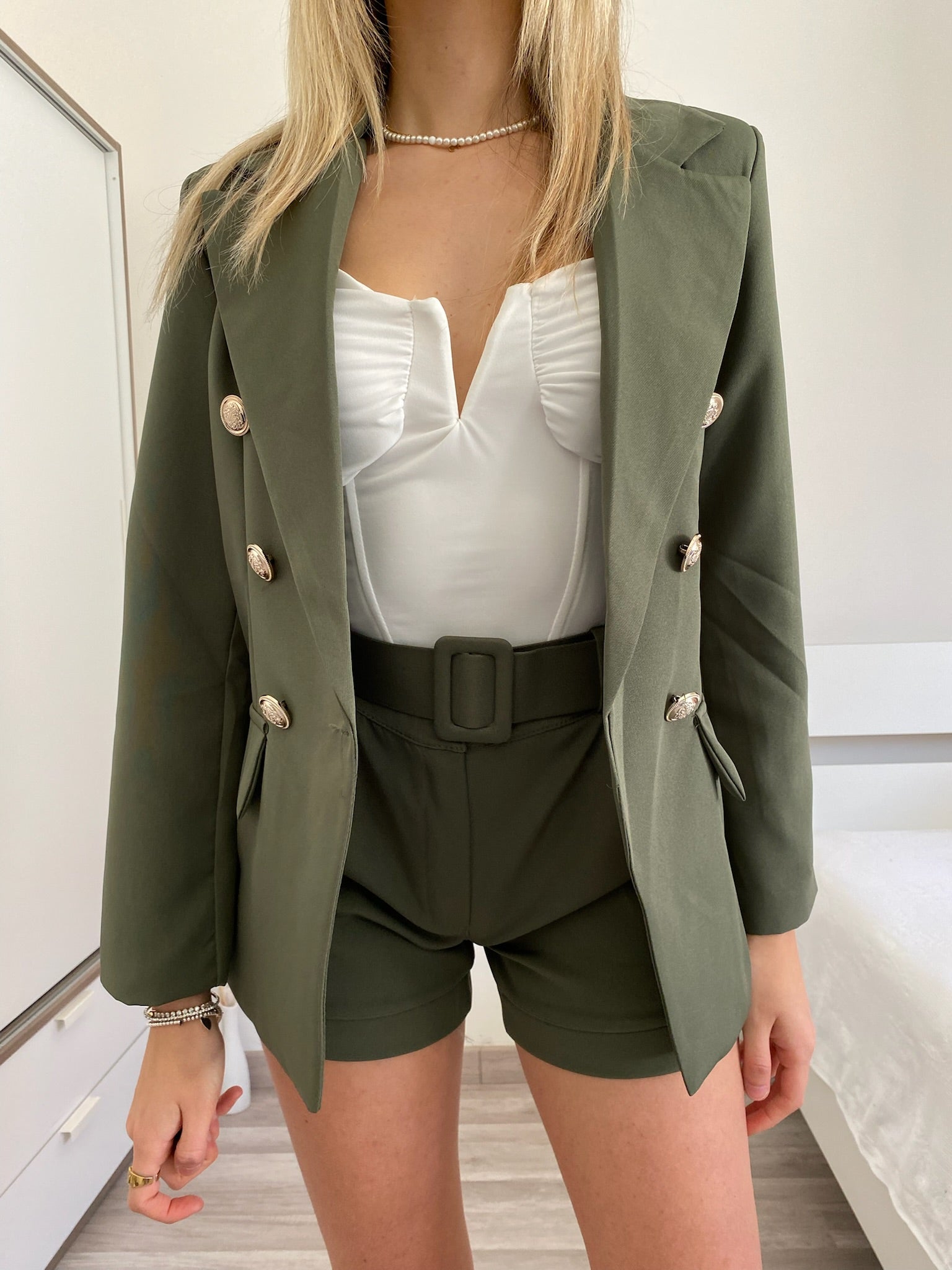 Completo giacca con bottoni e short verde militare - R.a. Boutique 