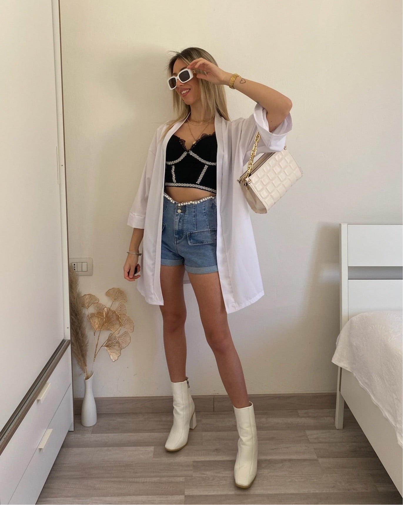 Top in pizzo con perle nero - R.a. Boutique 