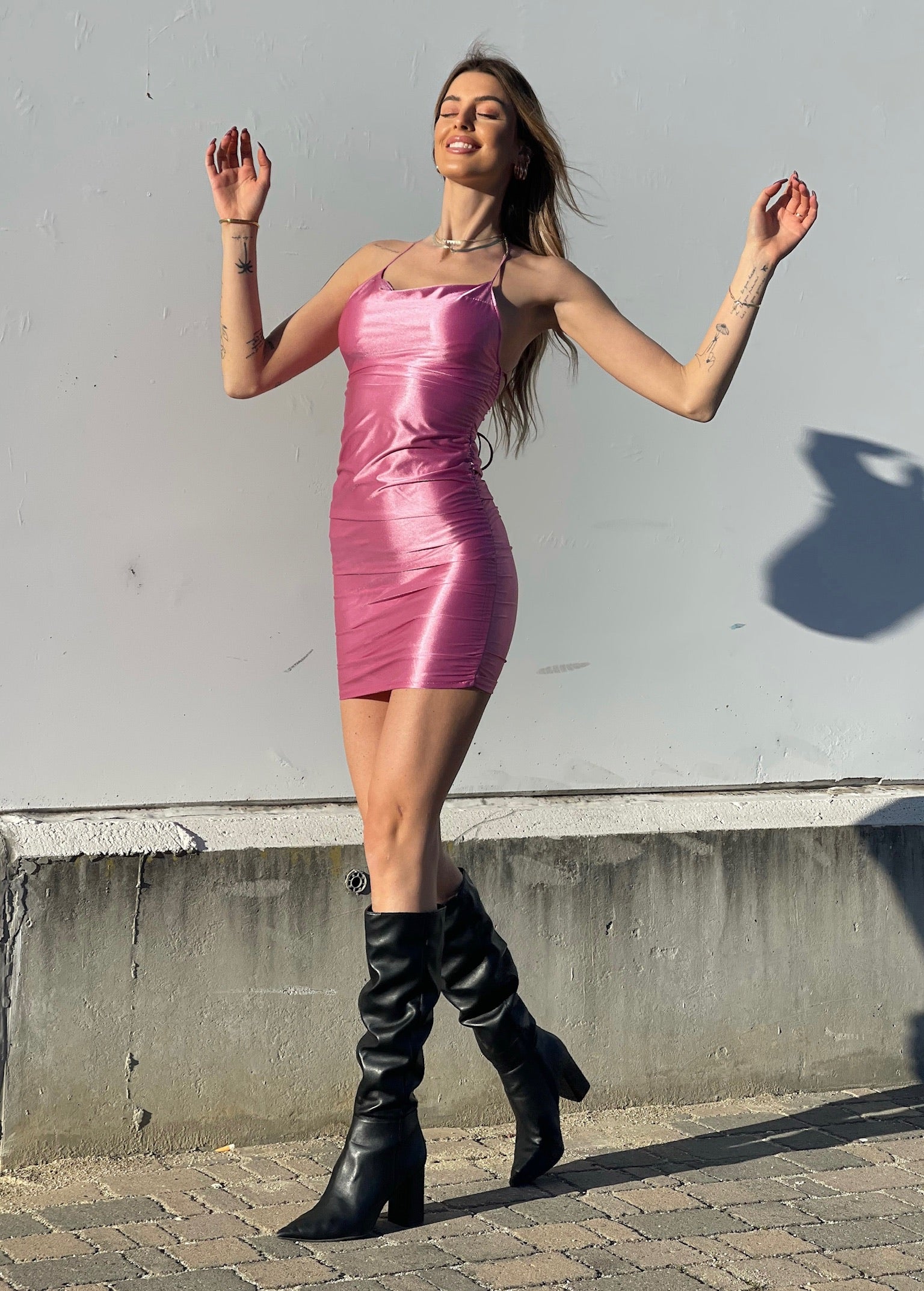 Abito in raso rosa schiena incrociata - R.a. Boutique 