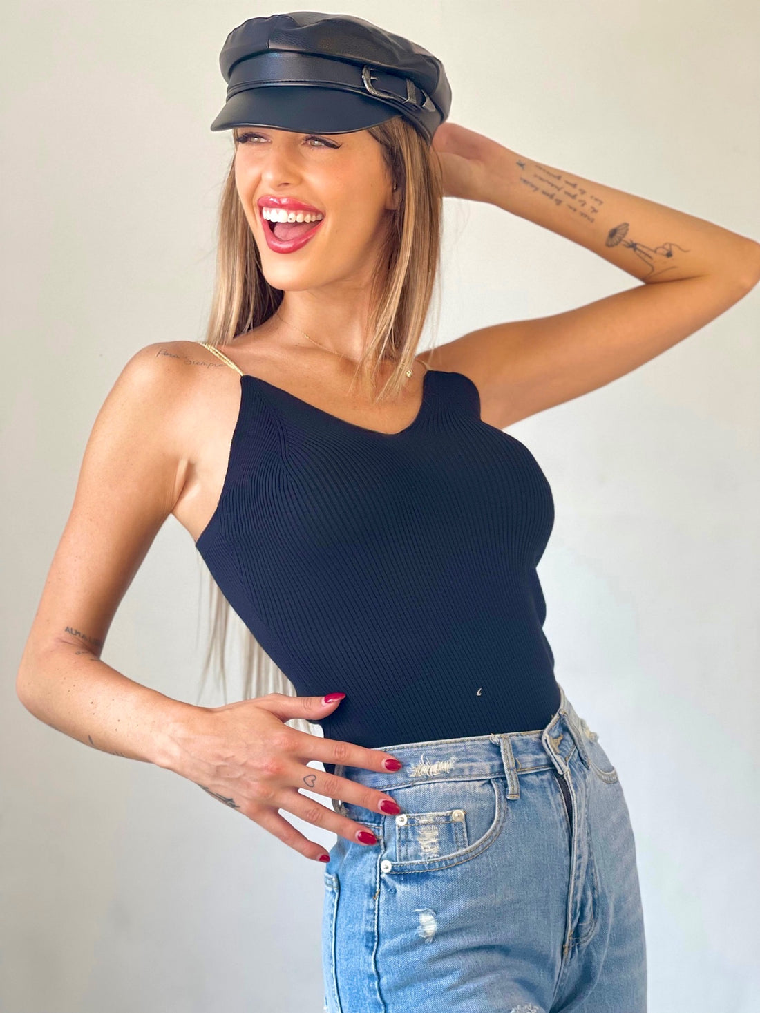 Cappello in eco pelle con fibbia - R.a. Boutique 