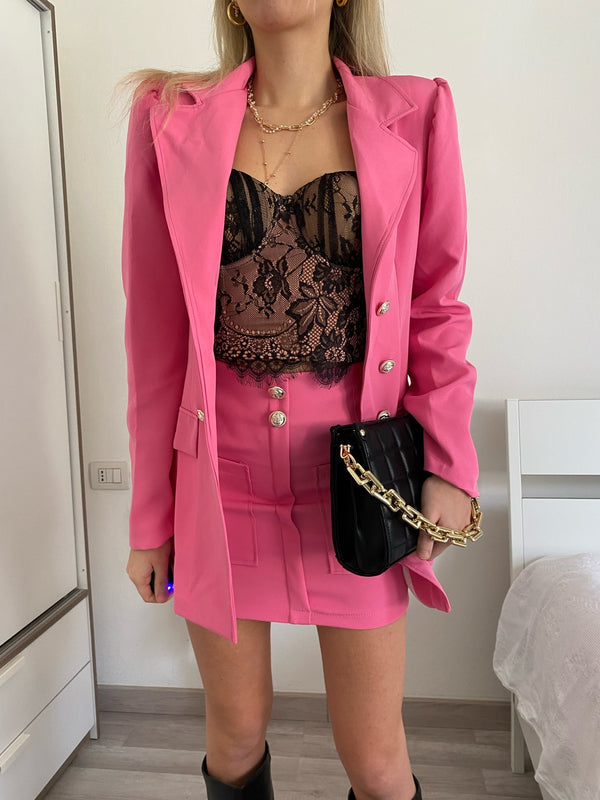Set aus Jacke und Rock mit fuchsiafarbenen Goldknöpfen