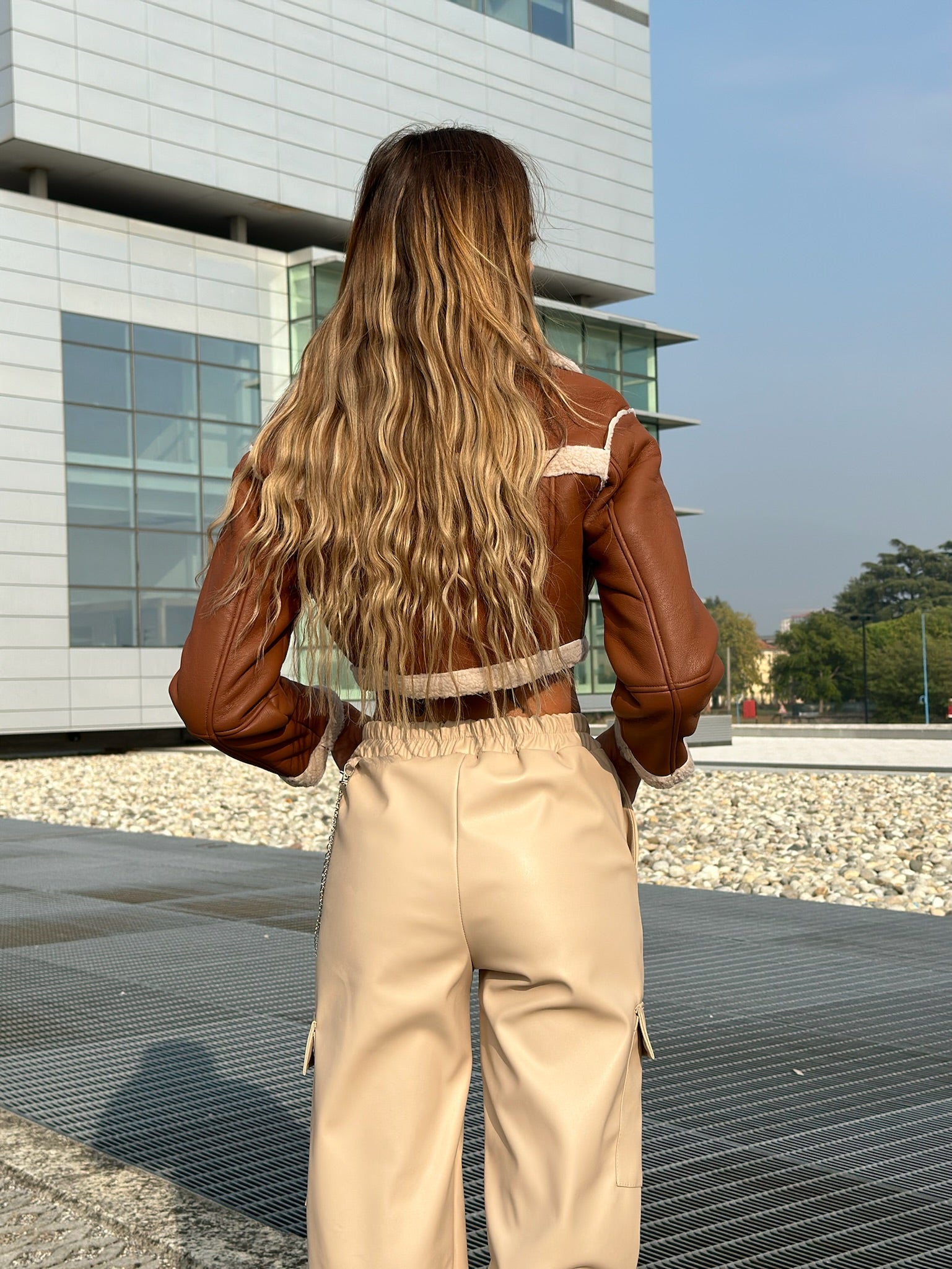 Pantalone in ecopelle con catenina beige - R.a. Boutique 