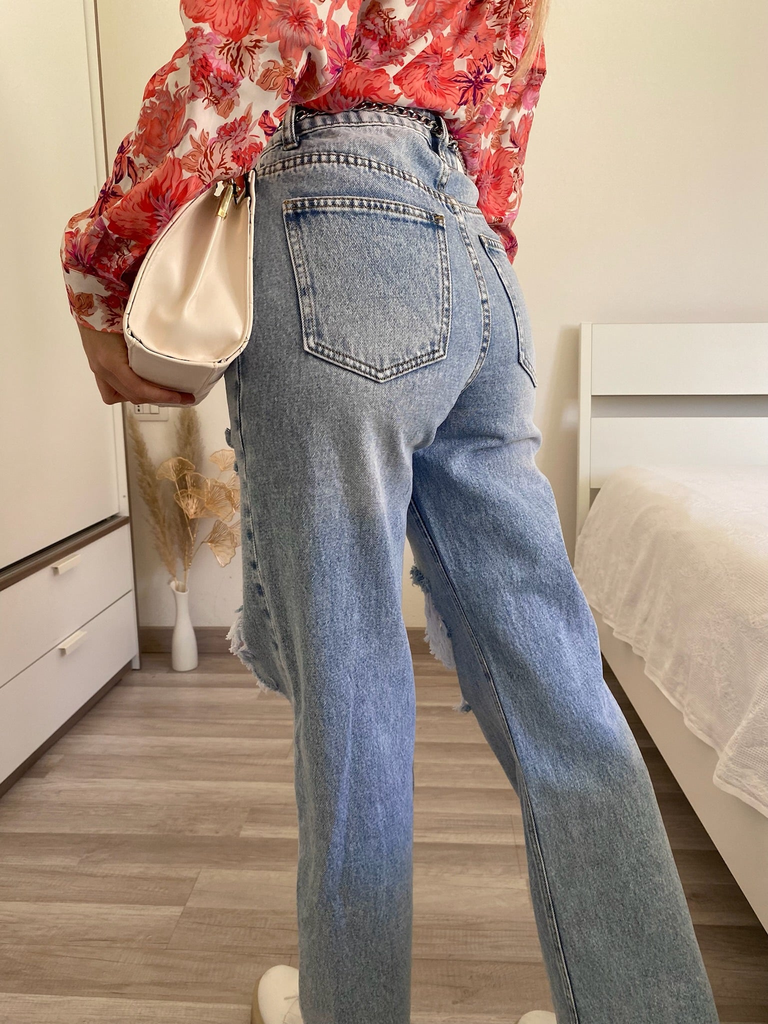 Jeans con strappi e cintura con catene - R.a. Boutique 