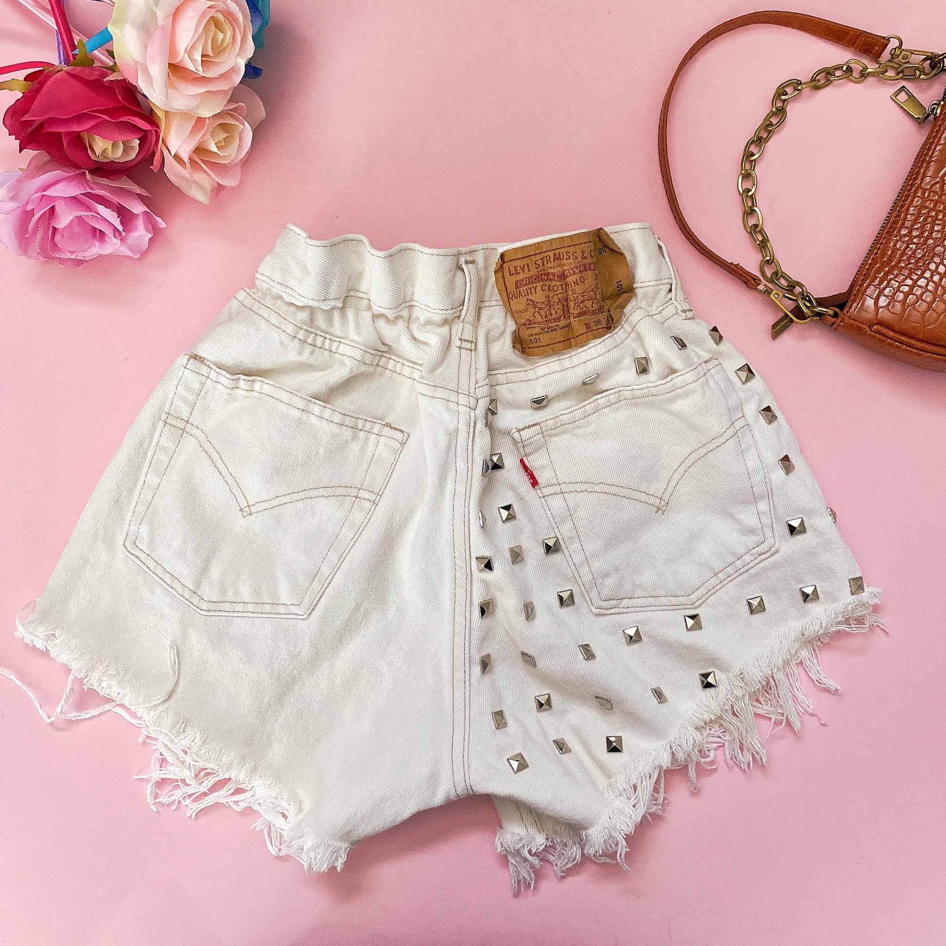 Short Vintage Levi’s bianco con borchie - R.a. Boutique 