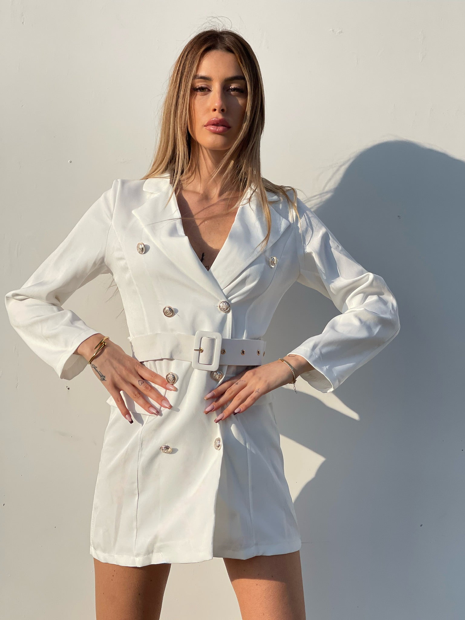 Abito a blazer bianco con bottoni e cintura - R.a. Boutique 