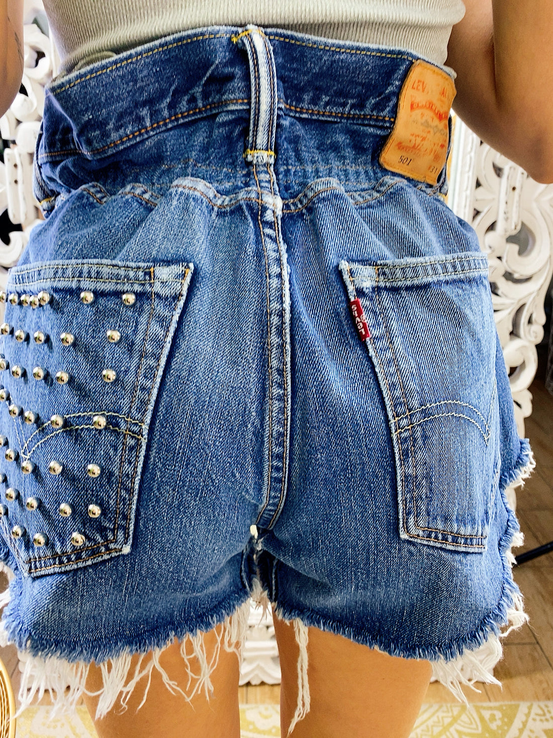 Short Vintage Levi’s jeans medio scuro con borchie argento corto ai lati - R.a. Boutique 