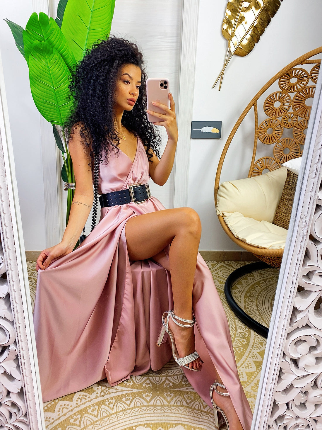 Abito in raso con maxi spacco cipria - R.a. Boutique 