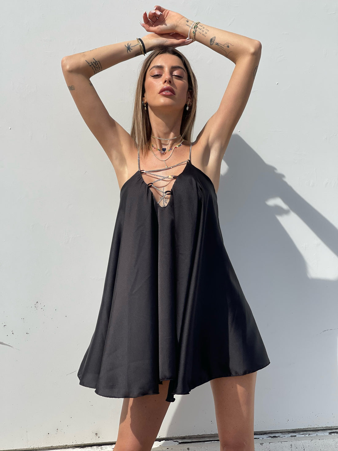 Abito in raso nero con punto luce - R.a. Boutique 