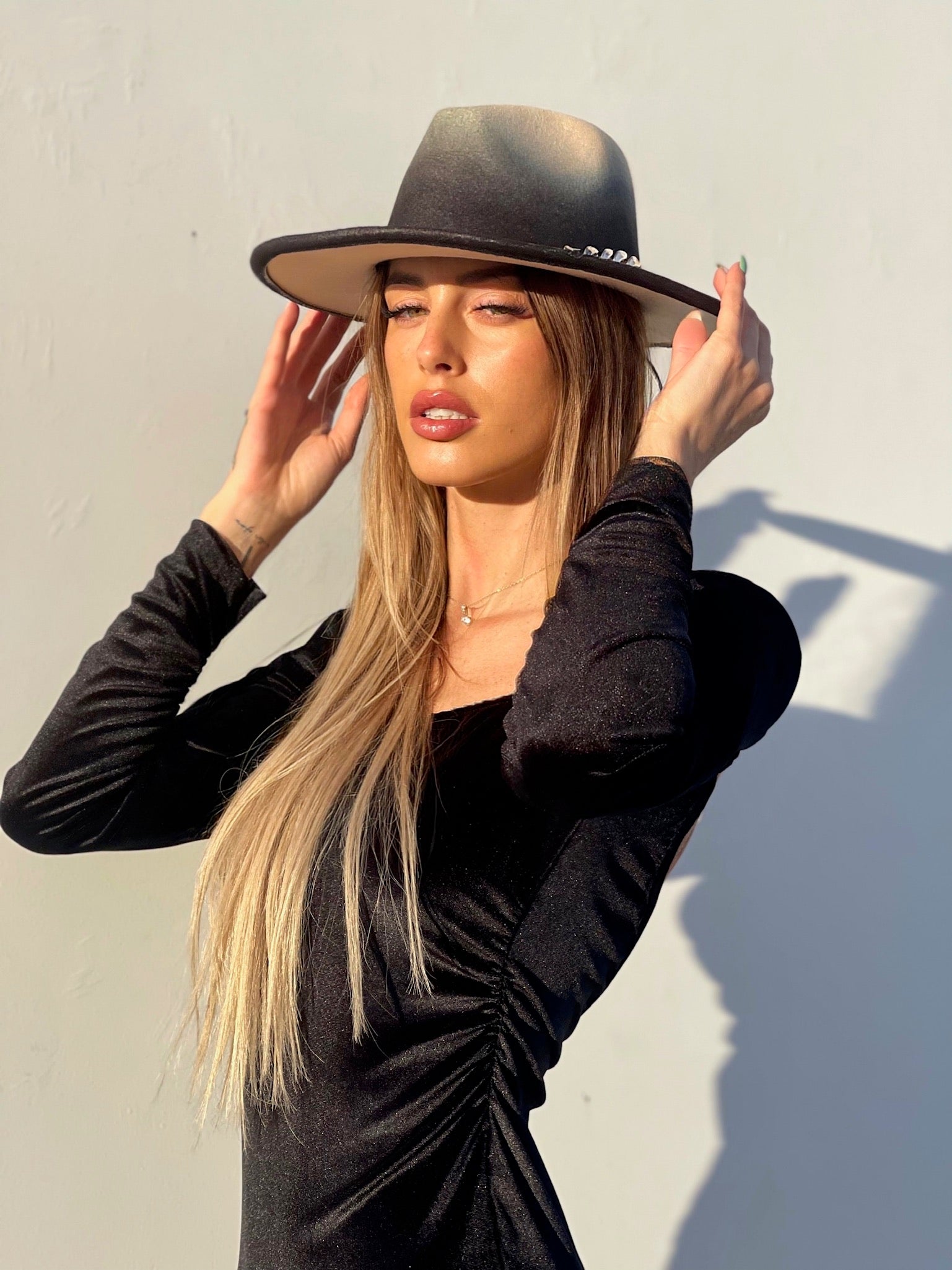 Abito in velluto nero con schiena aperta - R.a. Boutique 