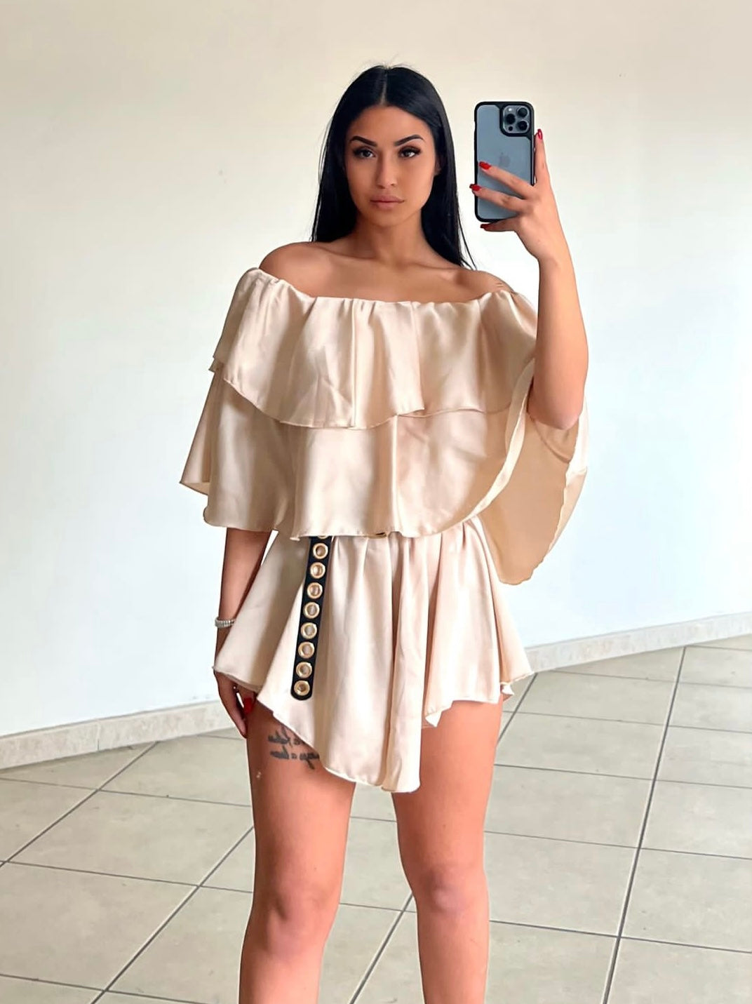 Tutina beige scollo a barchetta e balze - R.a. Boutique 