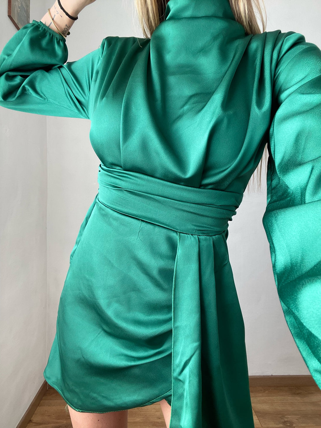 Abito in raso con fusciacca verde smeraldo - R.a. Boutique 