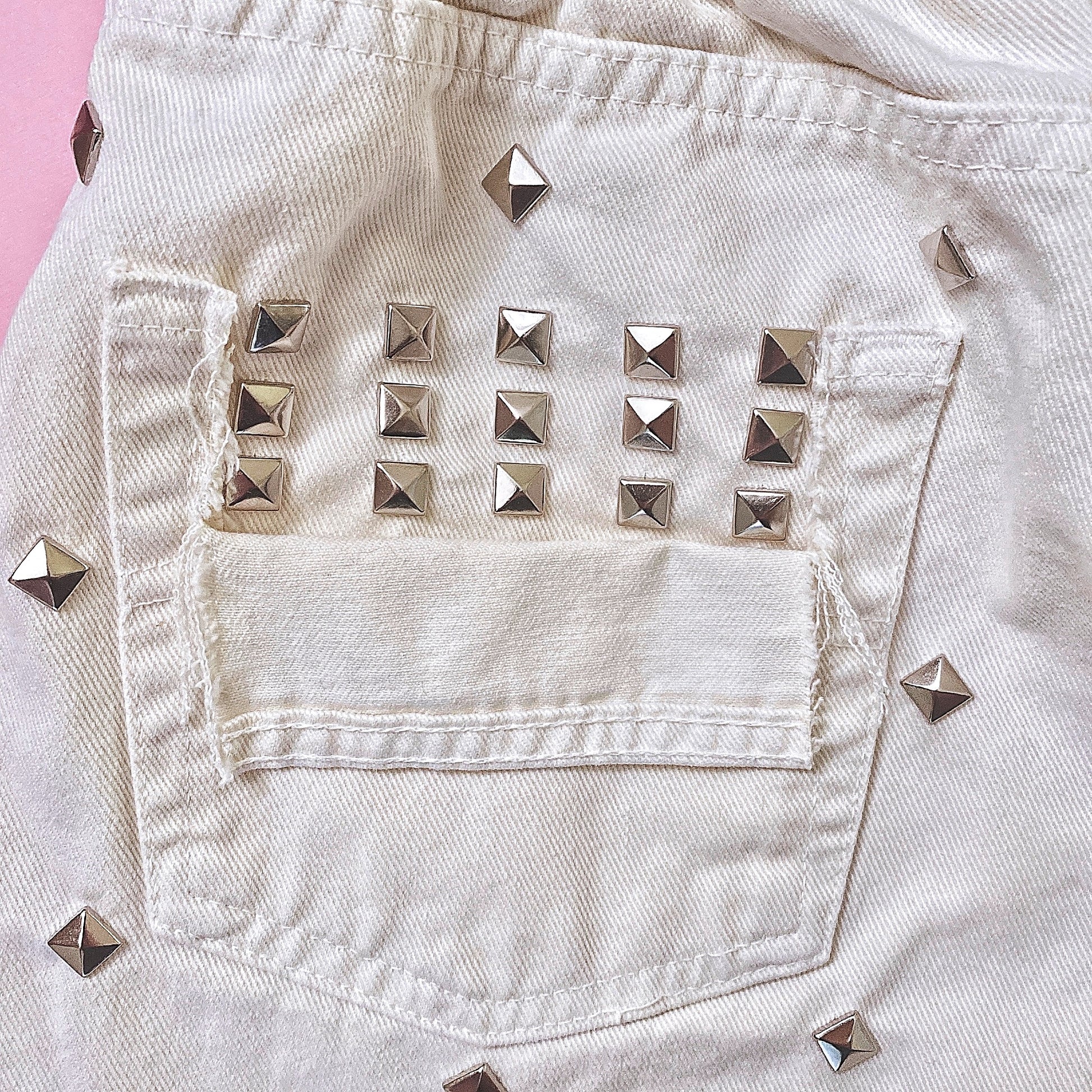 Levi’s Short Vintage bianco con borchie e strappi - R.a. Boutique 