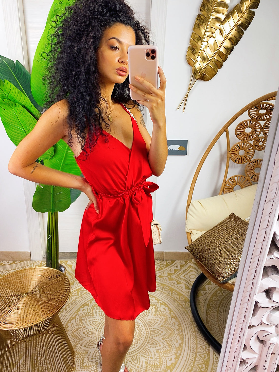 Abito in raso rosso con cintura in vita - R.a. Boutique 