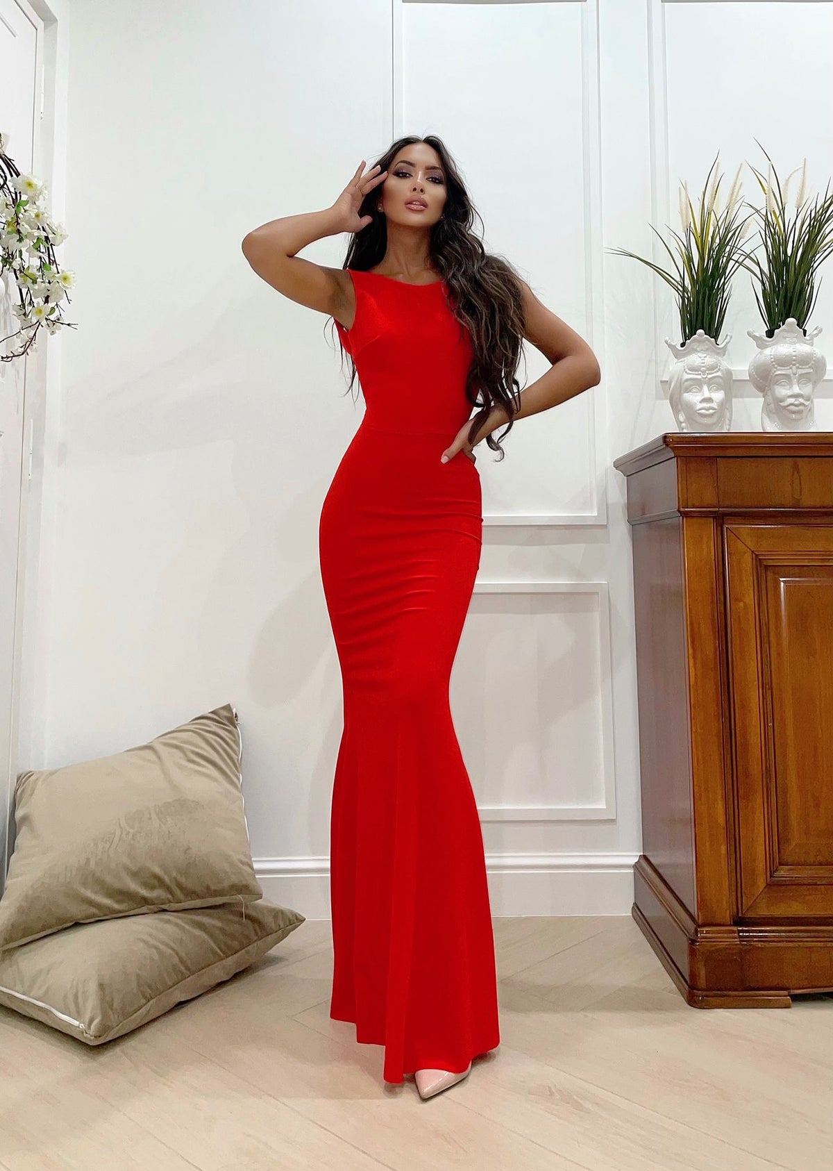 Vestido largo espalda descubierta y lazo rojo