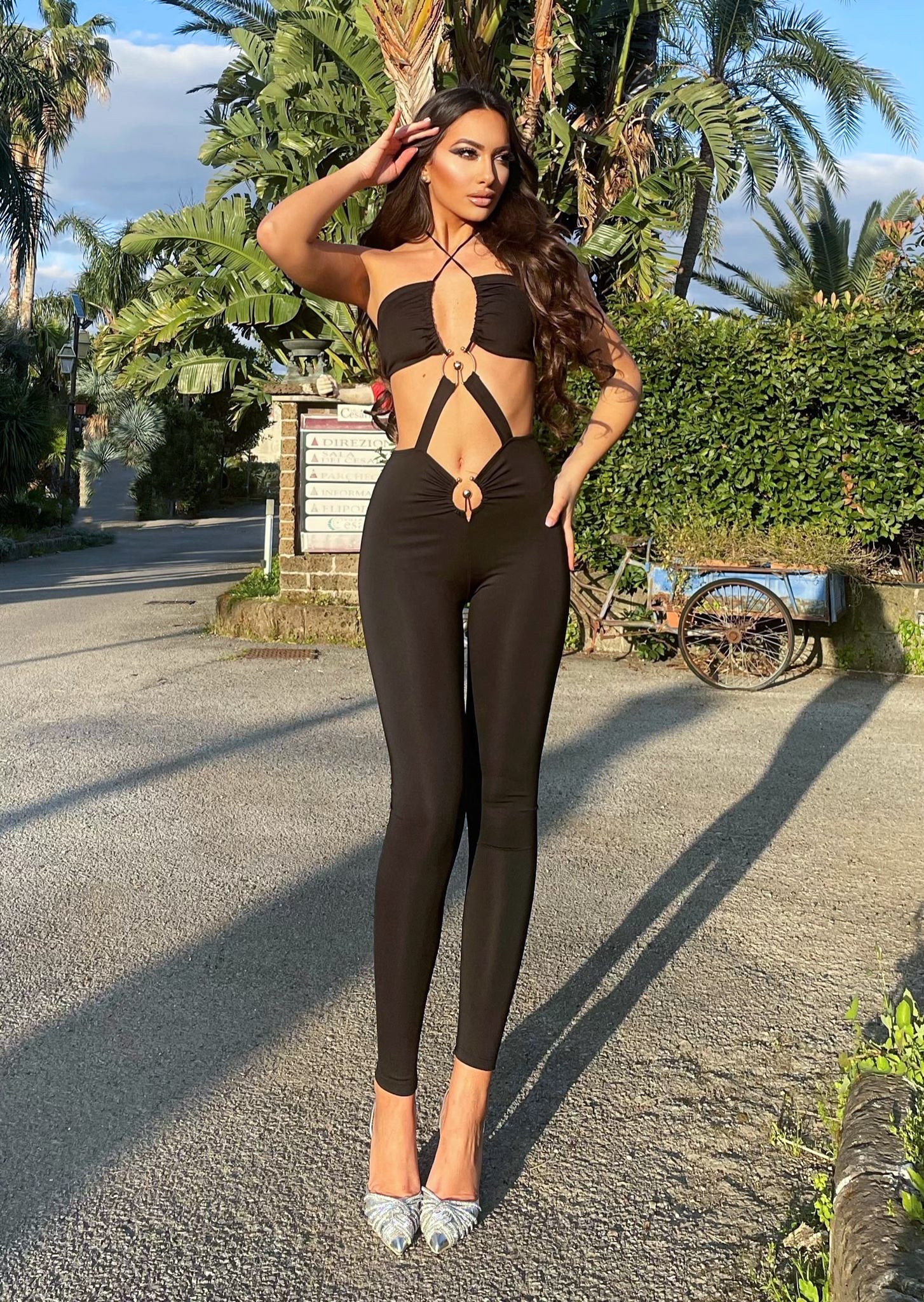 Tuta nera con incrocio e anelli oro - R.a. Boutique 