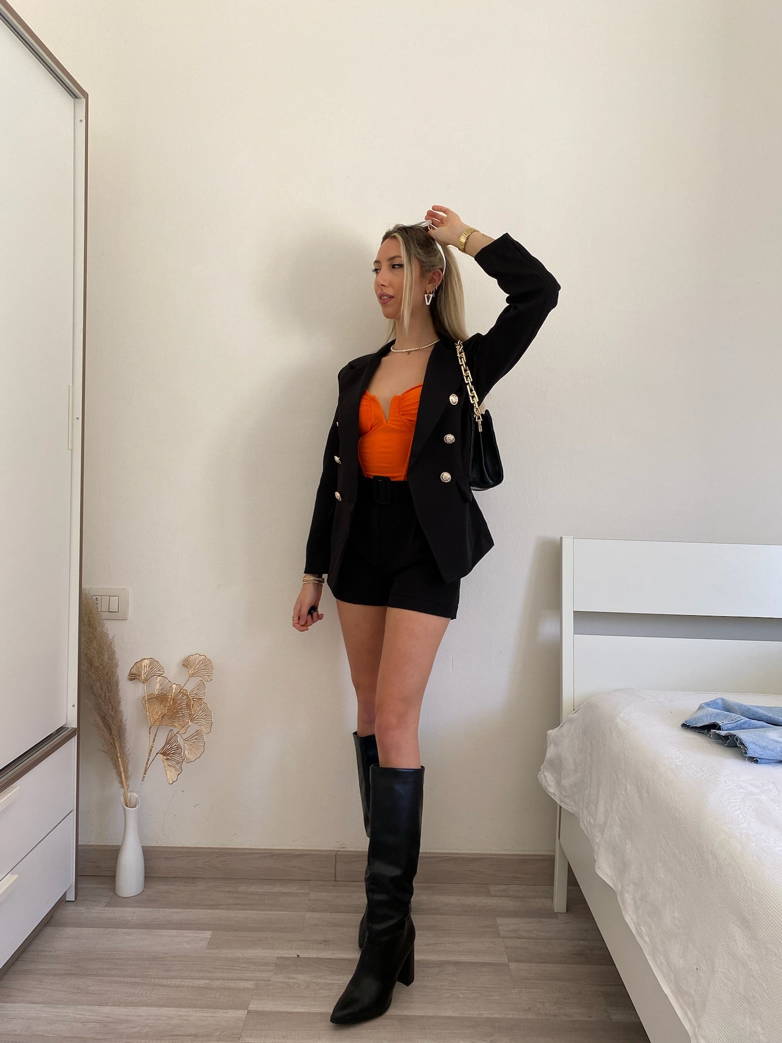 Top arancio con V - R.a. Boutique 