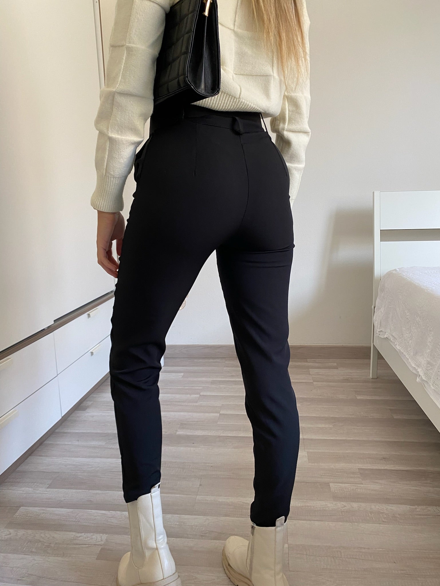 Pantalone aderente nero con cintura - R.a. Boutique 