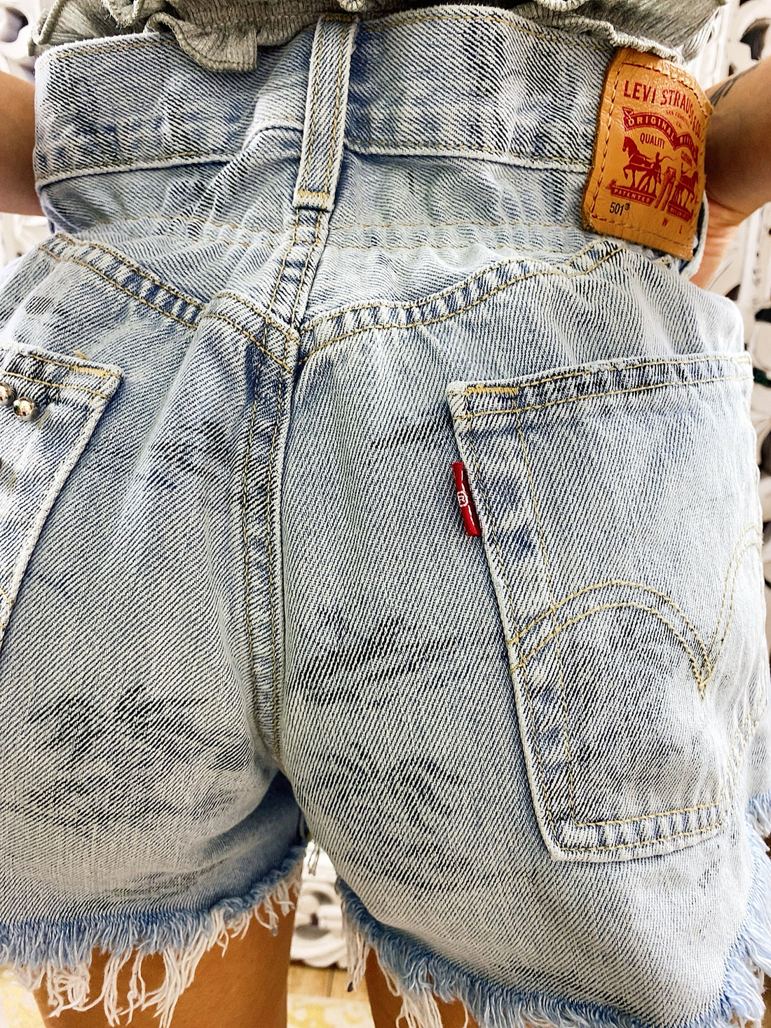 Short Vintage Levi’s jeans chiaro con palme e borchie argento - R.a. Boutique 
