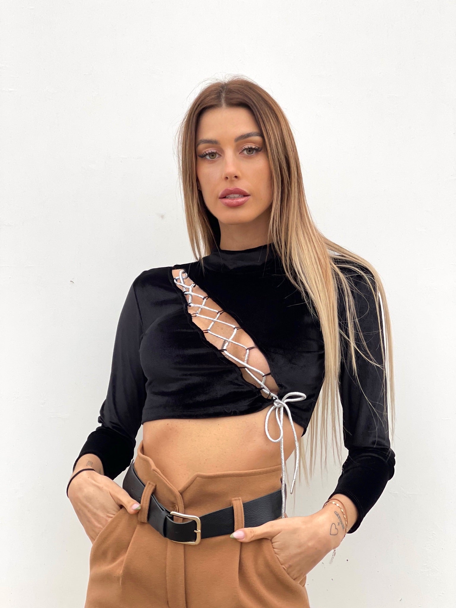 Top nero con stringhe - R.a. Boutique 