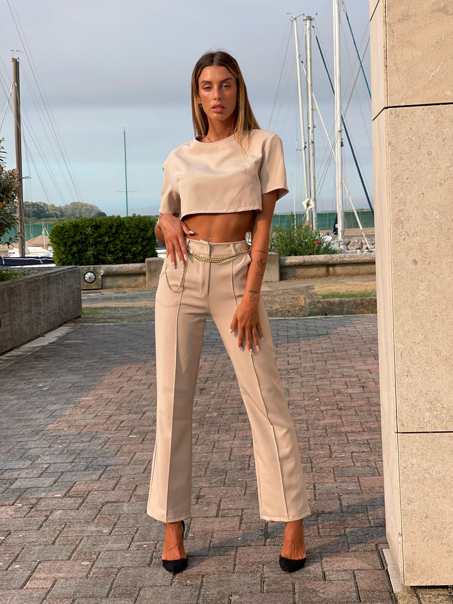 Completo maglia crop e pantalone beige - R.a. Boutique 