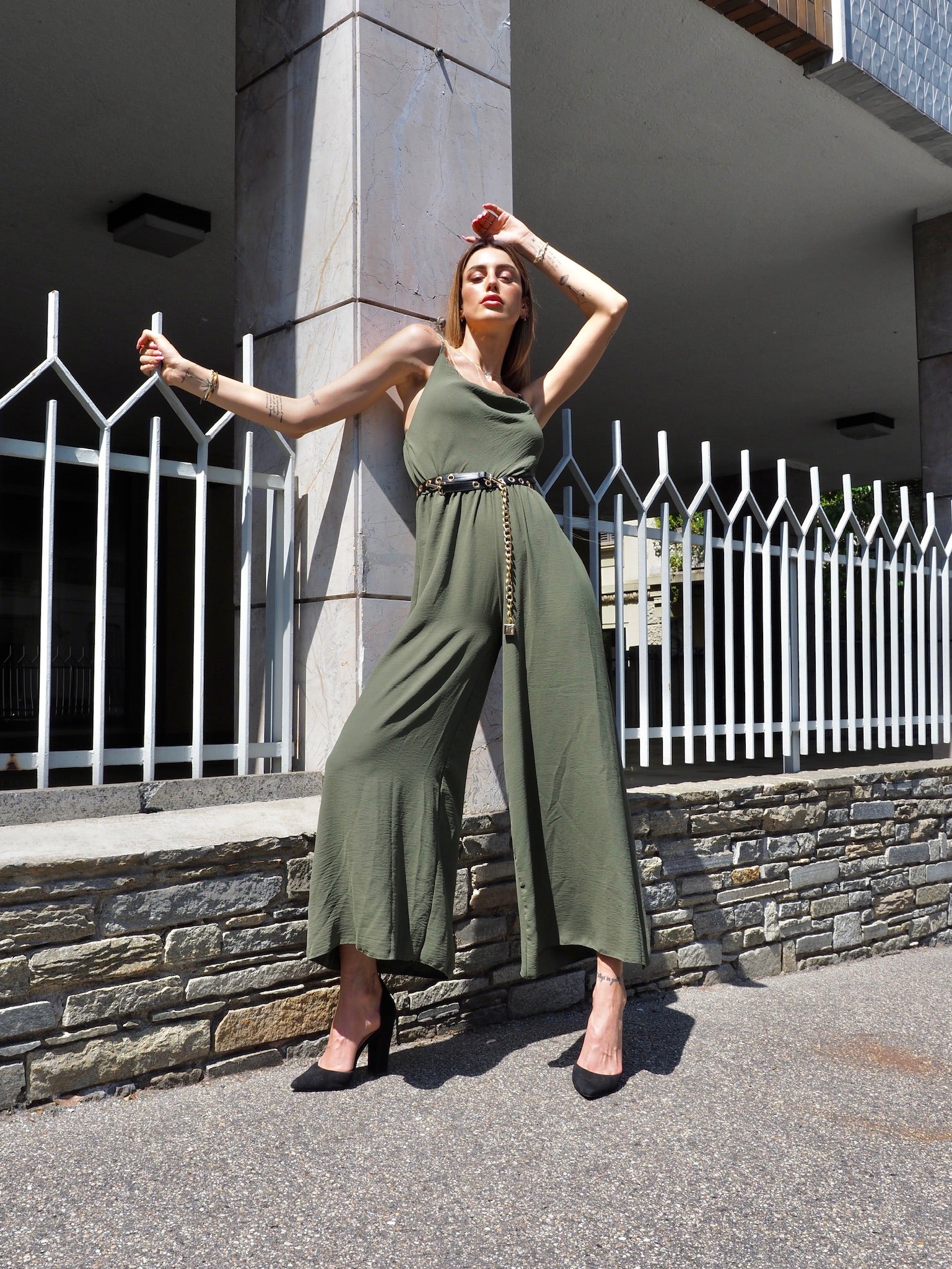 Tuta verde militare a palazzo spalline in catena - R.a. Boutique 