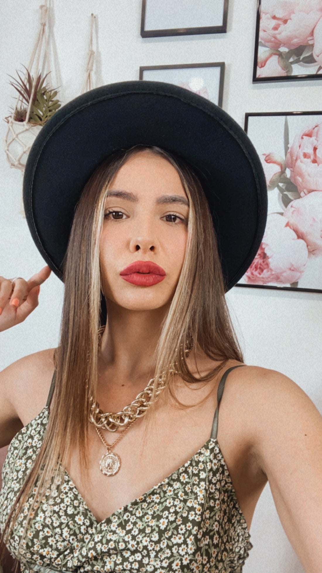 Cappello nero con catena multicol - R.a. Boutique 