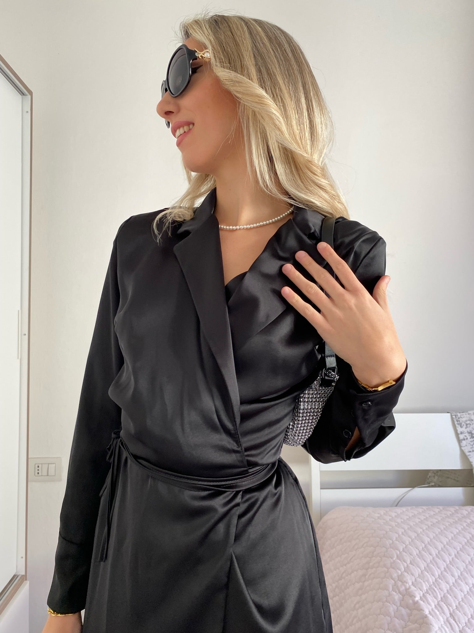 Abito in raso nero con cinturino - R.a. Boutique 