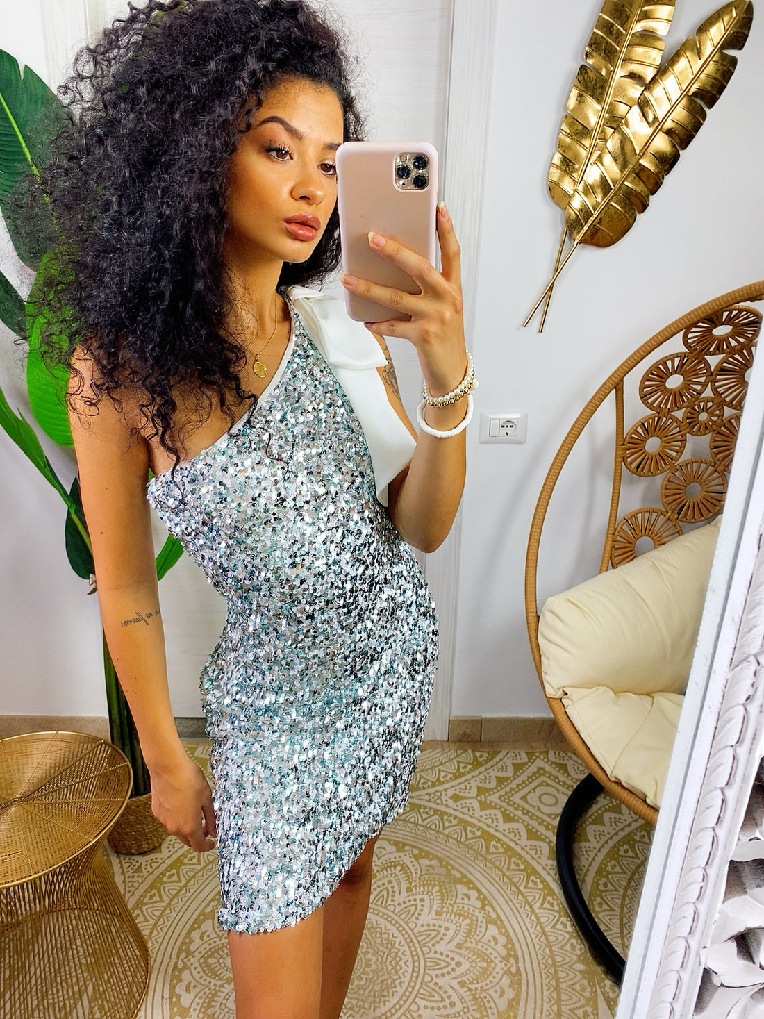 Abito con paillettes argento monospalla con fiocco - R.a. Boutique 