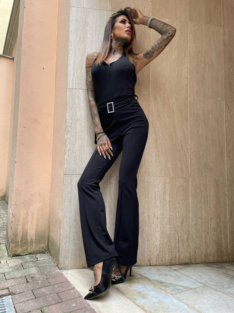 Tuta nera schiena aperta con cintura gioiello - R.a. Boutique 