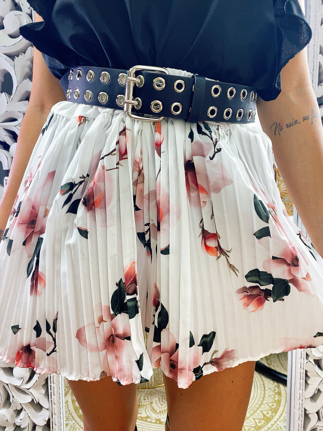 Short a pieghine con fiori rosa - R.a. Boutique 