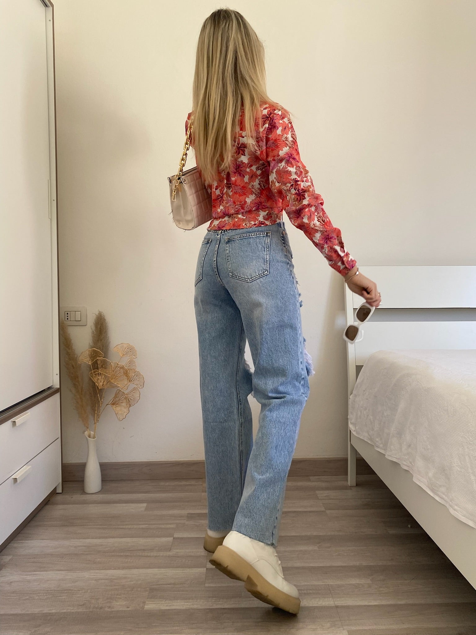 Jeans con strappi e cintura con catene - R.a. Boutique 