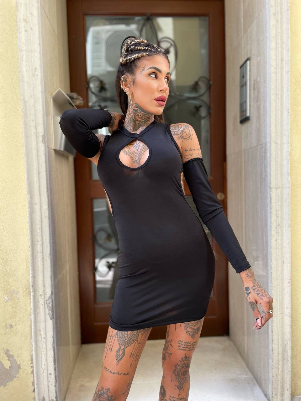 Abito nero con schiena aperta e manicotti - R.a. Boutique 