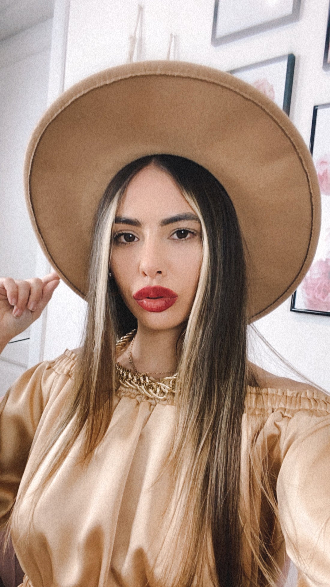 Capello beige con fascia ricamata - R.a. Boutique 