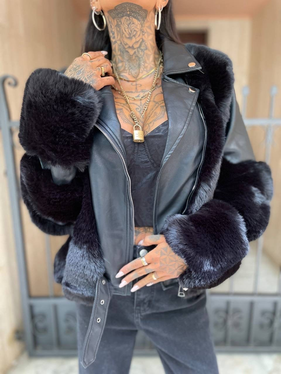 Giaccone nero con eco-pelo - R.a. Boutique 